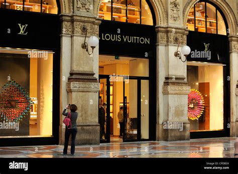 shopping in Louis Vuitton Italy